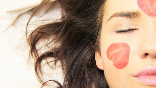 Vrouw die gezichtsolie aanbrengt als onderdeel van haar ayurvedische huidverzorgingsroutine