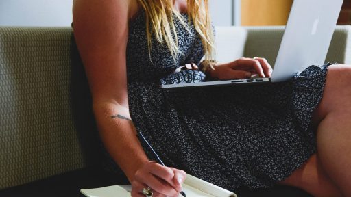 Vrouw achter laptop bezig met financiële planning en beleggen