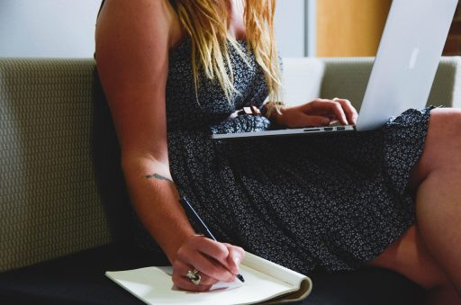 Vrouw achter laptop bezig met financiële planning en beleggen