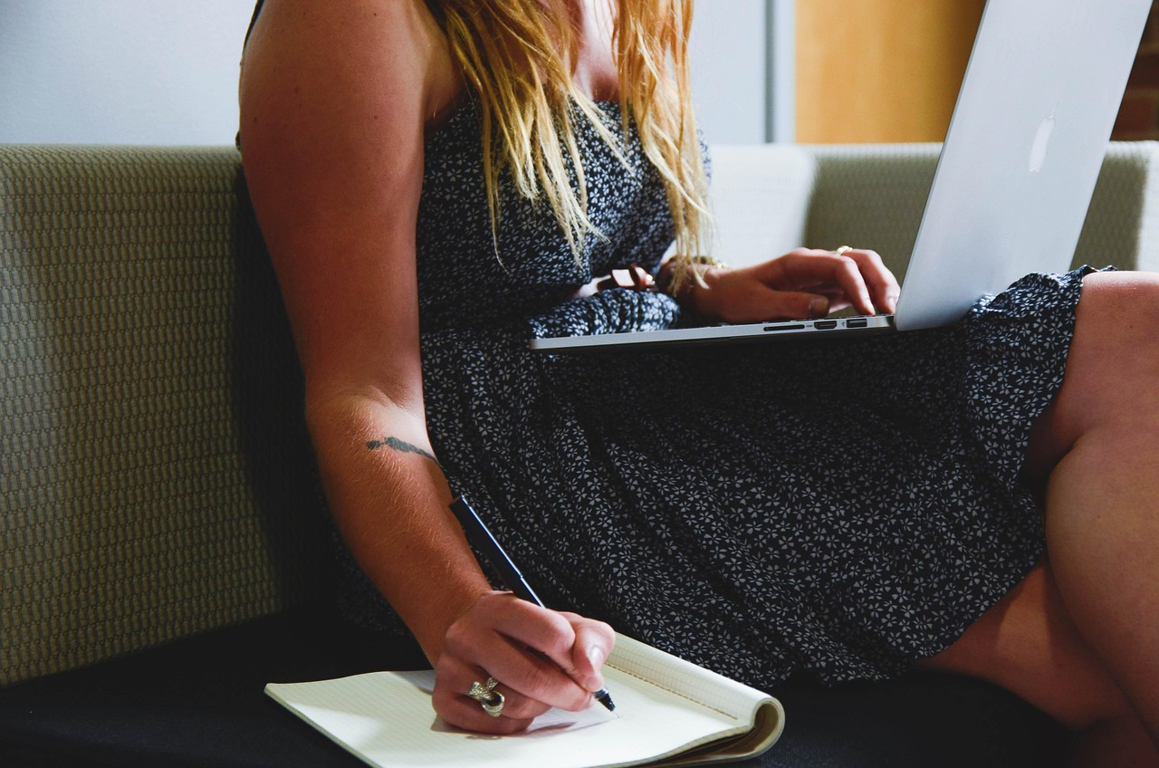 Vrouw achter laptop bezig met financiële planning en beleggen