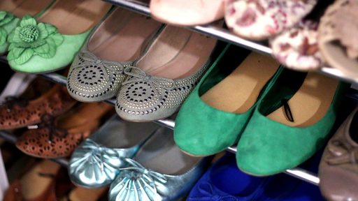 Vrouw past brede damesschoenen in een schoenenzaak