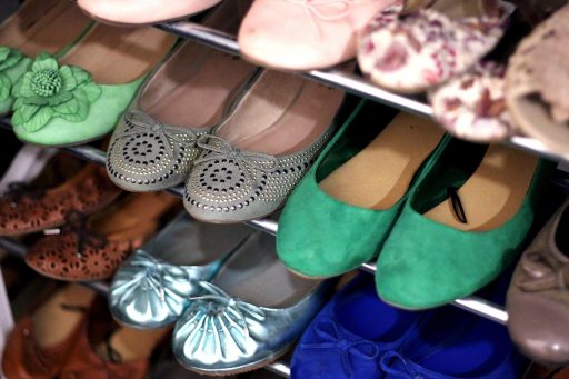 Vrouw past brede damesschoenen in een schoenenzaak