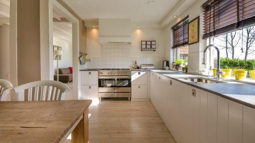 Eclectische woonkamer met Scandinavische bank, Marokkaans vloerkleed en vintage accessoires