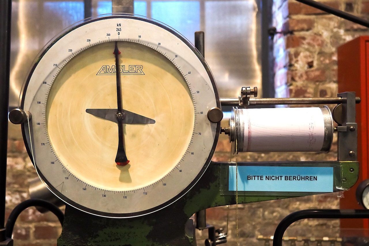 Vrouw die thuis haar bloeddruk meet met een bovenarmmeter