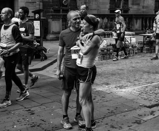 Vrouwen sporten buiten in de zomer op een zonnige dag
