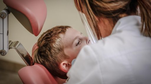 Een cosmetisch arts in gesprek met een patiënte tijdens een intake voor een huidbehandeling