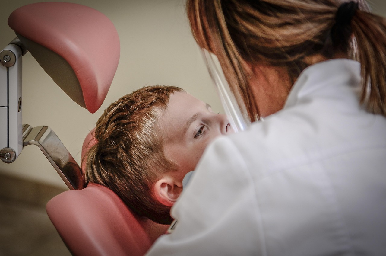 Een cosmetisch arts in gesprek met een patiënte tijdens een intake voor een huidbehandeling