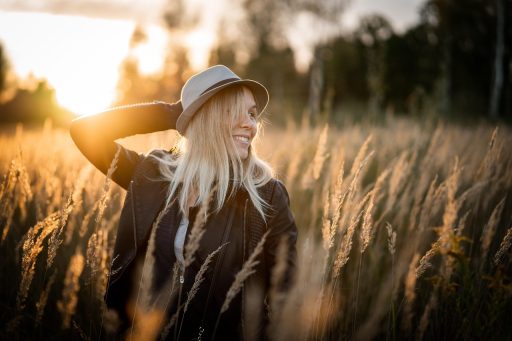 Vrouw die zonnebrandcrème aanbrengt op haar gezicht op een zonnige zomerdag