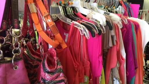 Vrouwen die kleding bekijken in een betaalbare damesmodezaak