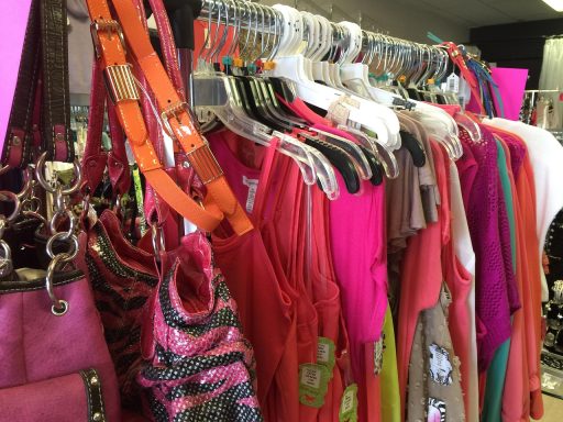 Vrouwen die kleding bekijken in een betaalbare damesmodezaak