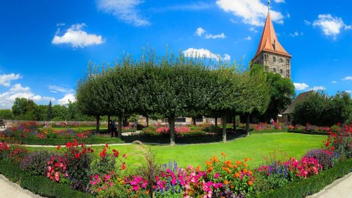 Zonnige kasteeltuin in de provincie Utrecht met groene heggen en bloemen in de zomer