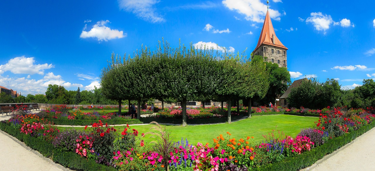 Zonnige kasteeltuin in de provincie Utrecht met groene heggen en bloemen in de zomer