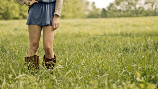 Vrouw in herfstoutfit met midi-rok en gevoerde enkellaarsjes