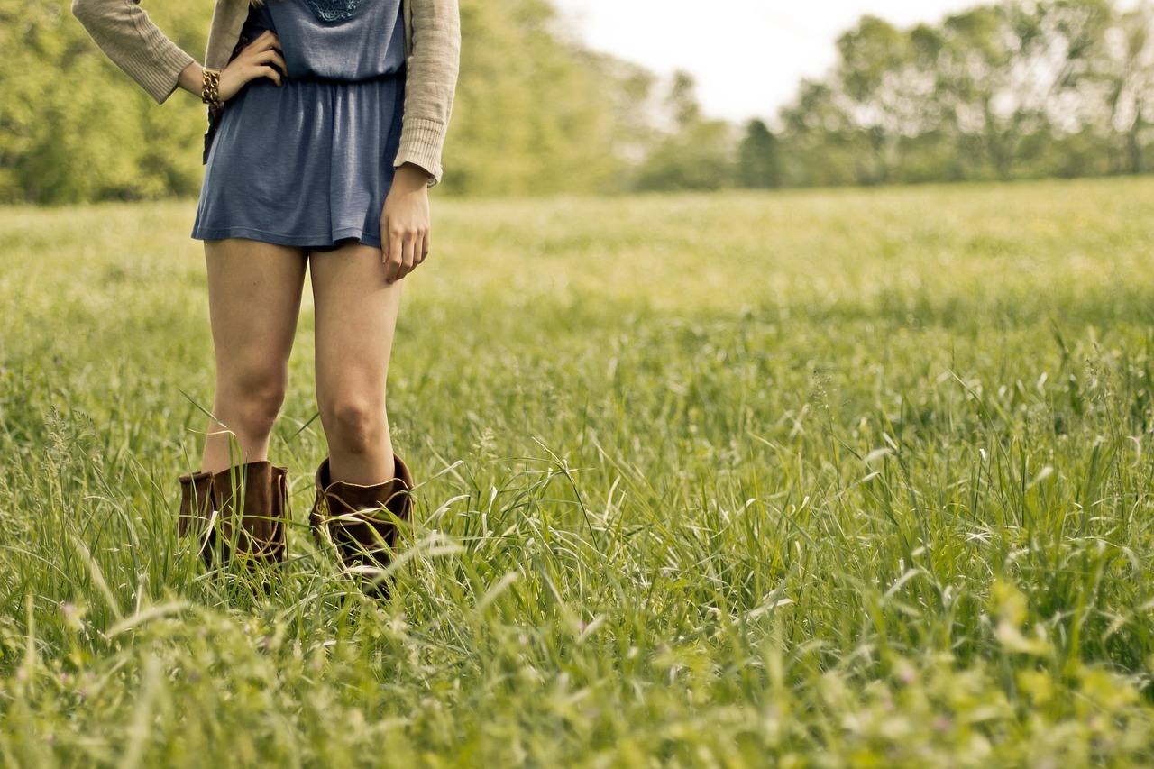 Vrouw in herfstoutfit met midi-rok en gevoerde enkellaarsjes