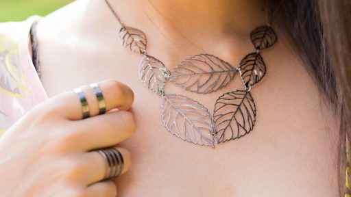 Plat neergelegd overzicht van goedkope accessoires zoals riemen, ringen en haarclips op een lichte ondergrond