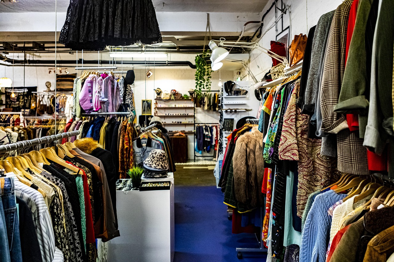 Kleurrijke rekken met vintage kleding in een kleine tweedehandswinkel