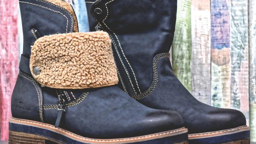 Leren damesschoenen op een houten schoenenrek, klassieke modellen in bruintinten