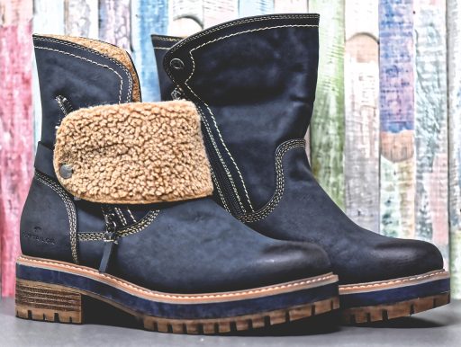 Leren damesschoenen op een houten schoenenrek, klassieke modellen in bruintinten