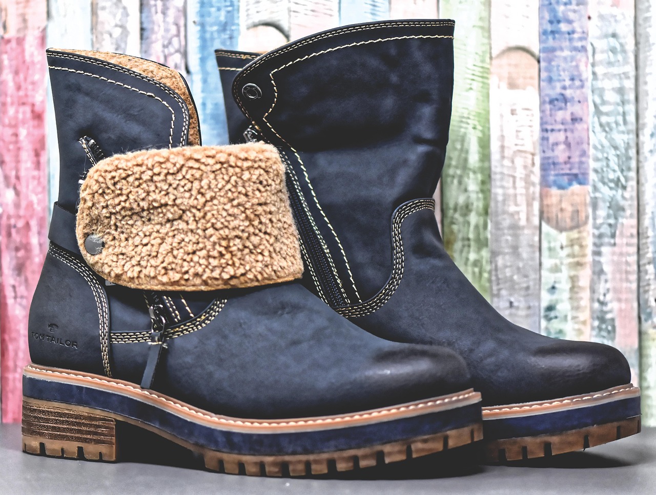 Leren damesschoenen op een houten schoenenrek, klassieke modellen in bruintinten