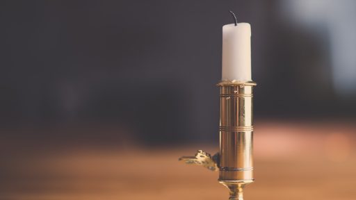 Gietijzeren kandelaar op een houten tafel als woondecoratie in een warme woonkamer