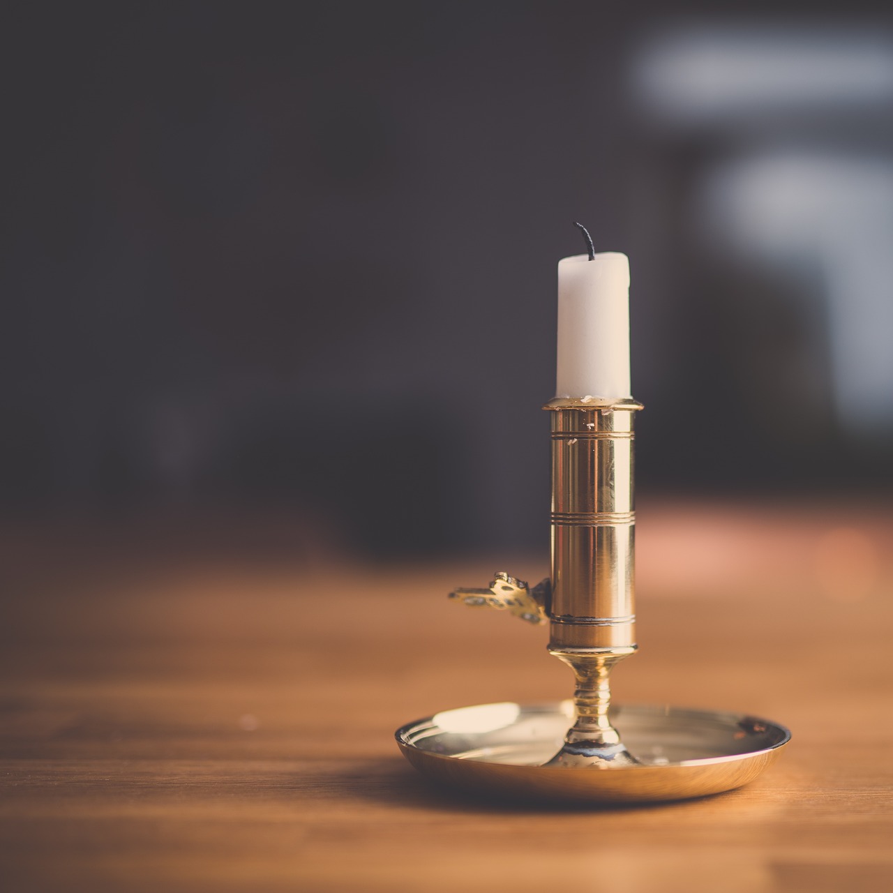 Gietijzeren kandelaar op een houten tafel als woondecoratie in een warme woonkamer