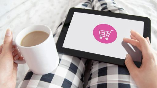 Vrouw die kleding bekijkt op een laptop tijdens het online shoppen