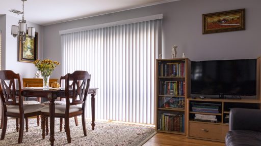 Warme woonkamer met zachte aardetinten en textiel voor een sfeervolle interieurinspiratie