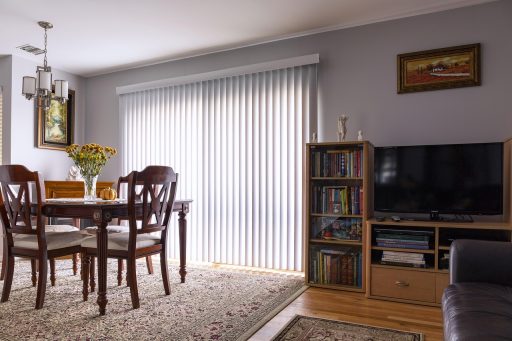 Warme woonkamer met zachte aardetinten en textiel voor een sfeervolle interieurinspiratie
