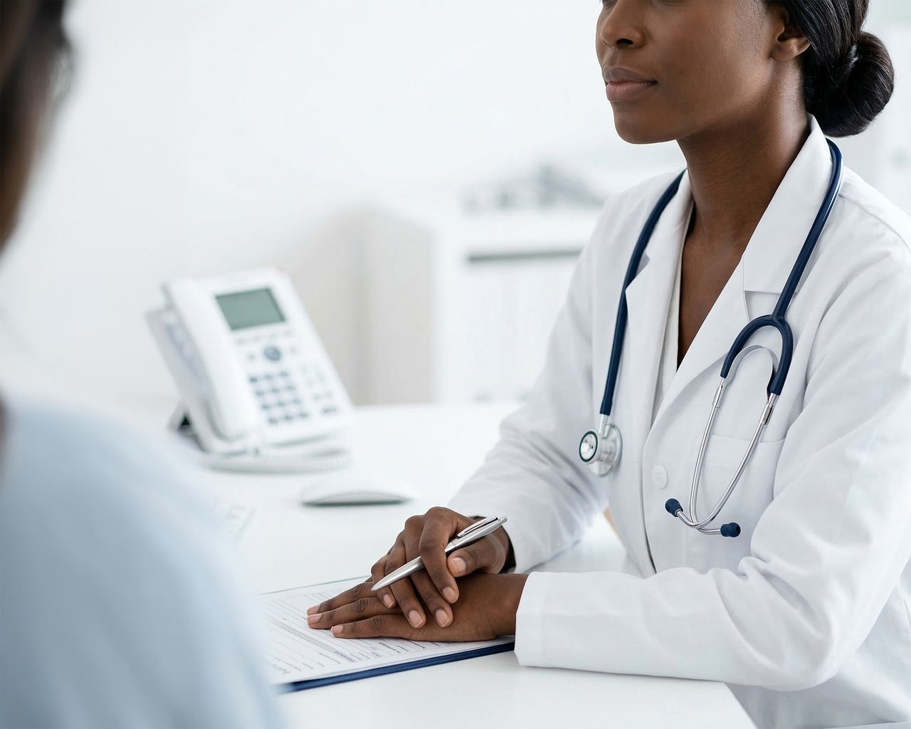 Vrouw in gesprek met een behandelaar in een cosmetische kliniek
