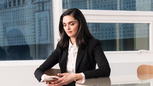 Vrouw van 40 plus in gestructureerde herfstblazer, klaar voor een werkdag