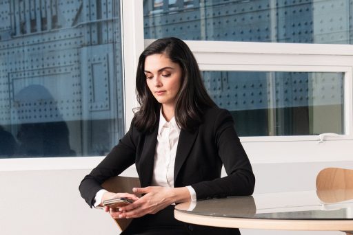 Vrouw van 40 plus in gestructureerde herfstblazer, klaar voor een werkdag
