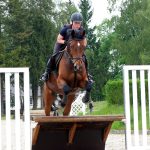 Vrouw in militaire training tijdens een zwaar buitenoefening